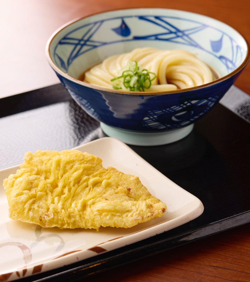 UdonMarugame's tweet photo. ＼8月の限定天ぷら情報📣／
期間限定で #豚天 が販売中です！
ほどよい厚さの柔らかな豚ロースを、お店で一枚一枚ていねいに揚げています！ひと口食べるごとにサクッと軽やかな食感とジューシーな旨みが広がります🐷もちろんうどんとの相性も抜群！
お好みでだしソースをかけてもおいしいですよ♪

「食べたい！」と思った方はいいね❤️♪ #丸亀製麺