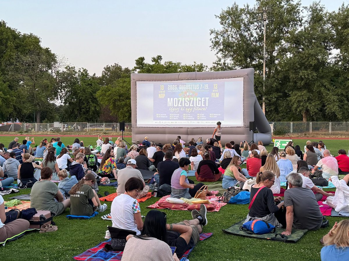 📍 MOZISZIGET 📣
🇷🇴 Mozisziget a început! Festivalul de film în aer liber de pe insula Margareta e în plină desfășurare! 🎬 Pe 16 august, ICR Budapesta vă invită la „La Gomera” – un film românesc regizat de Corneliu Porumboiu. 🎟️ Intrare liberă. 
#ICR #filmromanesc #cinema