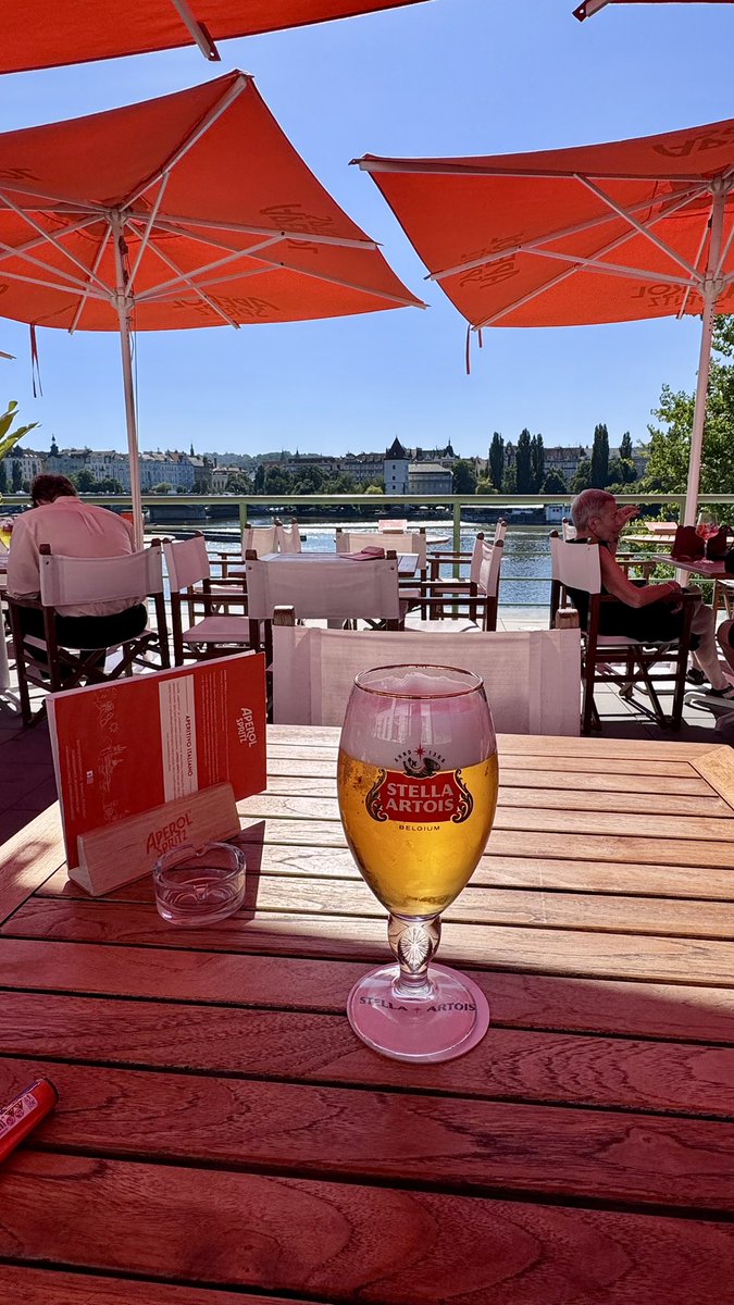 Paar uur geslenterd dus tijd voor, juist ja.
Geweldige bar, Aperol Spritz bar (met bier) aan de Moldau.
Denk dat je hier makkelijk 250 personen kwijt kan.
Het is hier ook heet, maar genieten 😊
#Praag