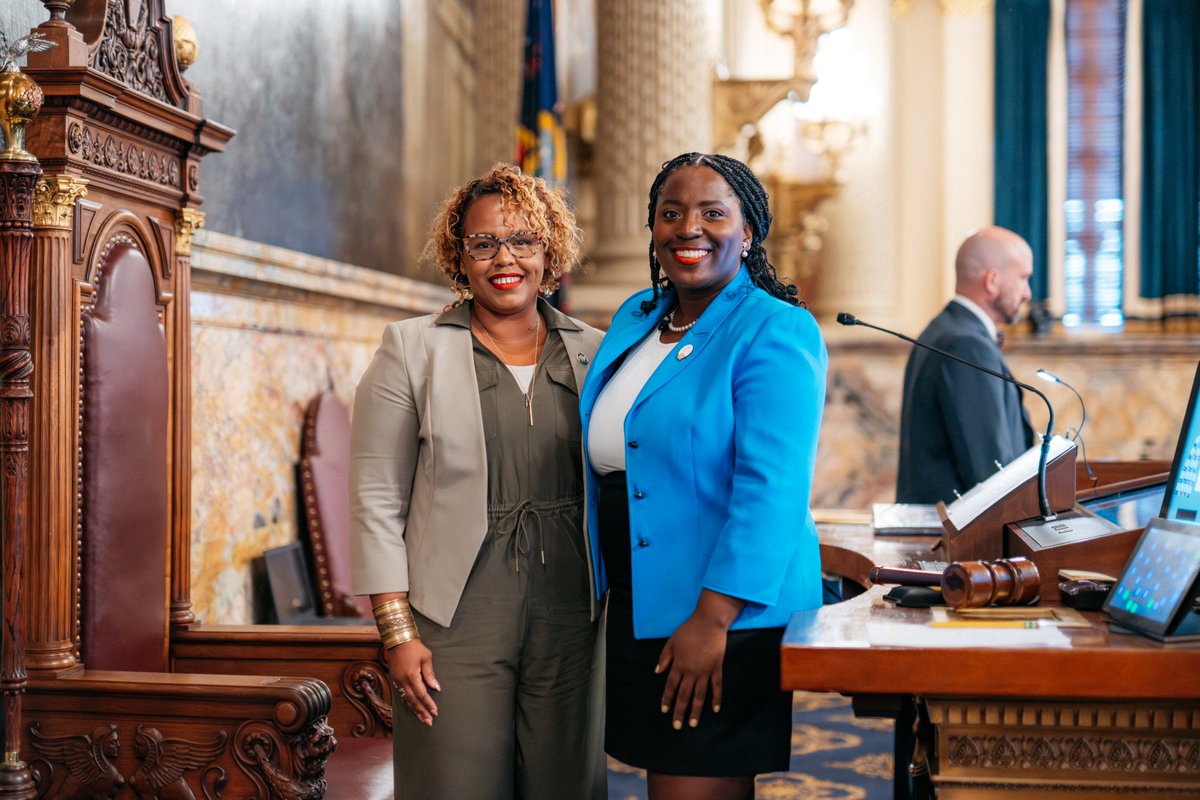RepMcClinton's tweet photo. We were back in Harrisburg to keep PA moving!
For the FIFTH TIME @pahousedems passed a bill to #fundmasstransit.
Our public transit is essential to the wellbeing of the Commonwealth. Time is running out. The #PaHouse is doing our job, it’s time for @PASenateGOP to do theirs! https://t.co/nQzFANUv52
