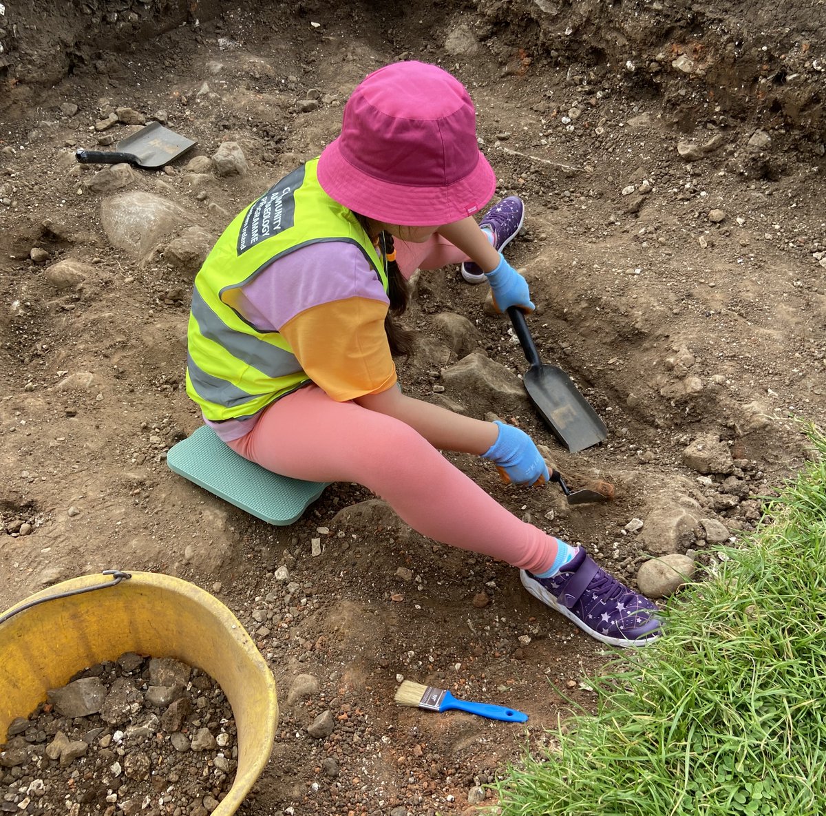 We're delighted to share the first of this summer's Dig Diaries from our Dig It! competition! 🎉 Read all about Mia's day at Moira Demesne with community archaeologists from <a href="/QUBelfast/">Queen's University Belfast 🎓</a>, thanks to support from <a href="/MarshAwards/">Marsh Charitable Trust</a> 

👉 yac-uk.org/news/dig-diari…