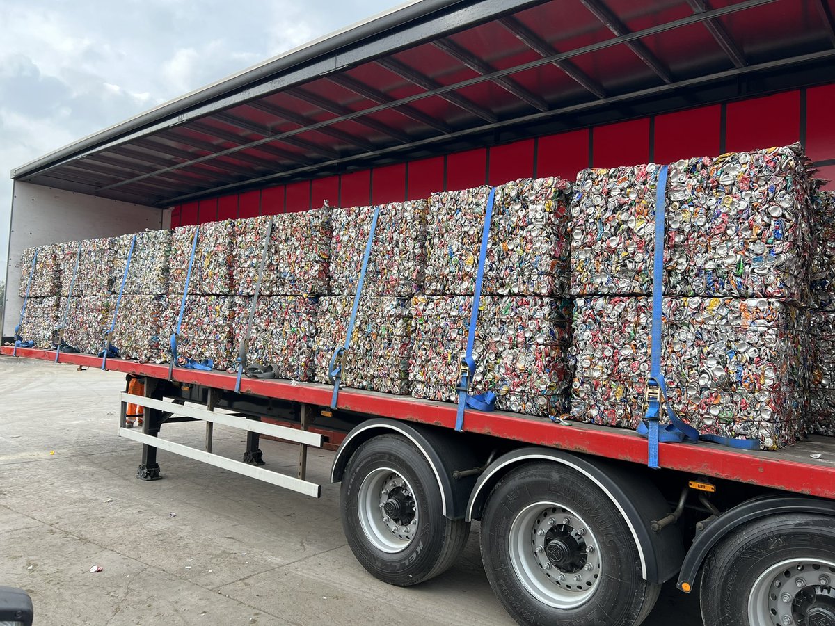 Our Recycling Team have been extremely busy on cardboard, paper and aluminium cans this week, baling and processing ready for dispatch. Several loads of top quality materials are now on their way for further recycling and processing into new products. ♻️

#circulareconomy