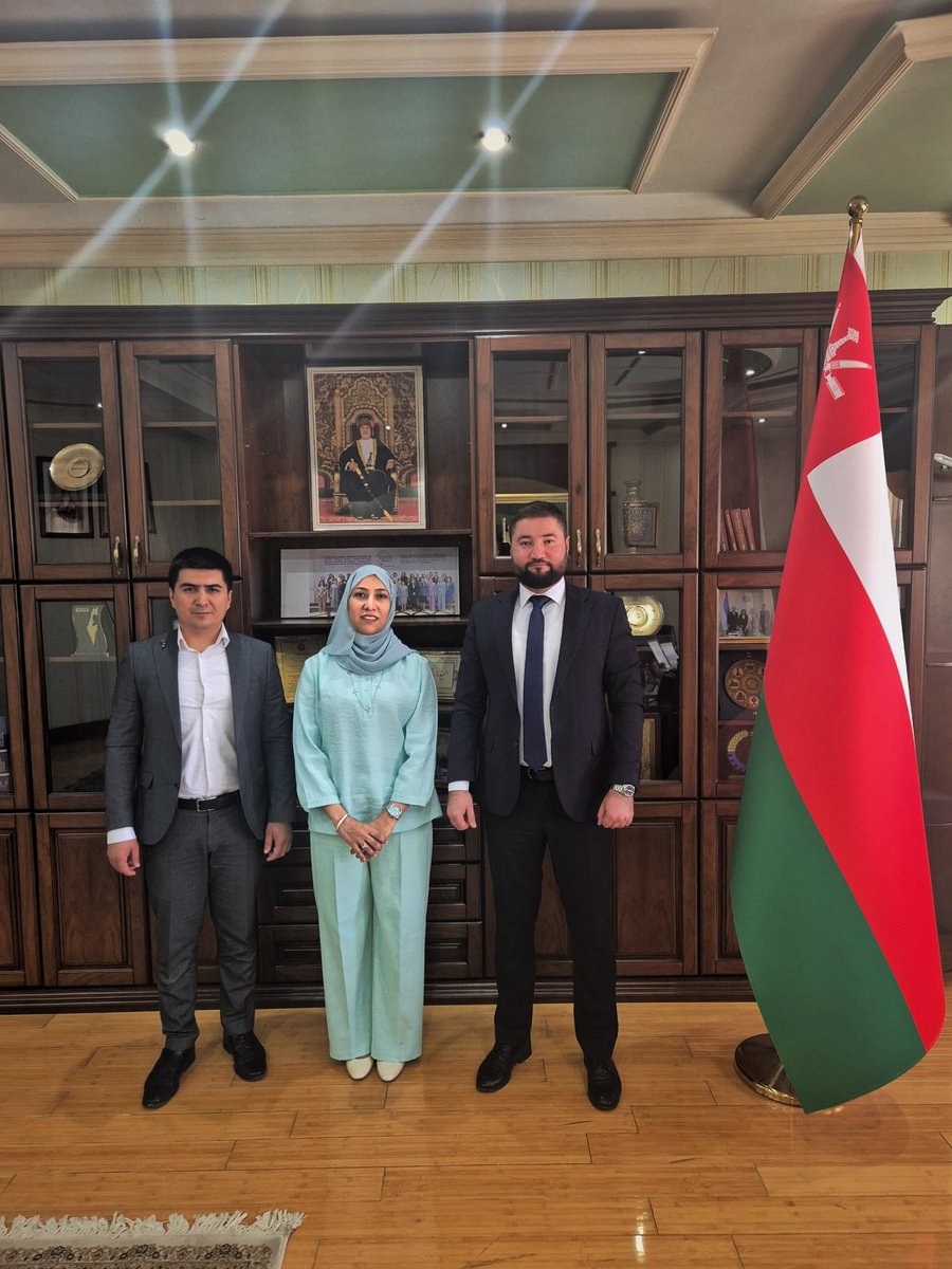 OmanEmbassyUZB's tweet photo. التقت سعادة السفيرة السيدة وفاء البوسعيدية، اليوم الموافق ١٢ أغسطس ٢٠٢٥م، في مكتبها بالسفارة، كلاً من رئيس جمعية الإبداع الأوزبكية ومدير تطوير الأعمال بالجمعية. 
جرى خلال اللقاء بحث فرص التعاون في مجالات تطوير الرسوم المتحركة وإنتاج الأفلام، إلى جانب مناقشة سبل إقامة الشراكات الإبداعية بين البلدين الصديقين.