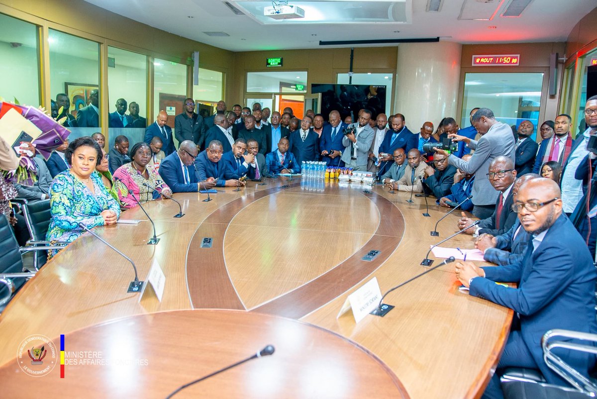 ebalemozindo's tweet image. #RDC: #AFFAIRES #FONCIÈRES.  

La cérémonie de remise et reprise a eu lieu ce mardi 12 août 2025 entre la Ministre sortant Acacia Bandubola Mbongo et la Ministre entrant O'Neige N'sele en présence du secrétaire général ai aux affaires foncières.