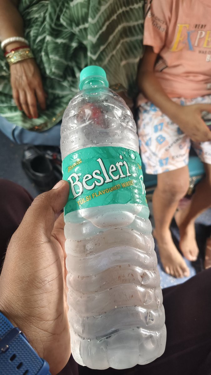 chhapramirror's tweet photo. अब ट्रेन में भी IRCTC वाले कपड़ा पहन कर यह पानी बेच रहे हैं l
20 रुपया में 
रेल नीर 15 में मिलता था 
#water_Besleri ❌
#rail_Neer ✅
@RailwaySeva https://t.co/VcmhSQIJIp