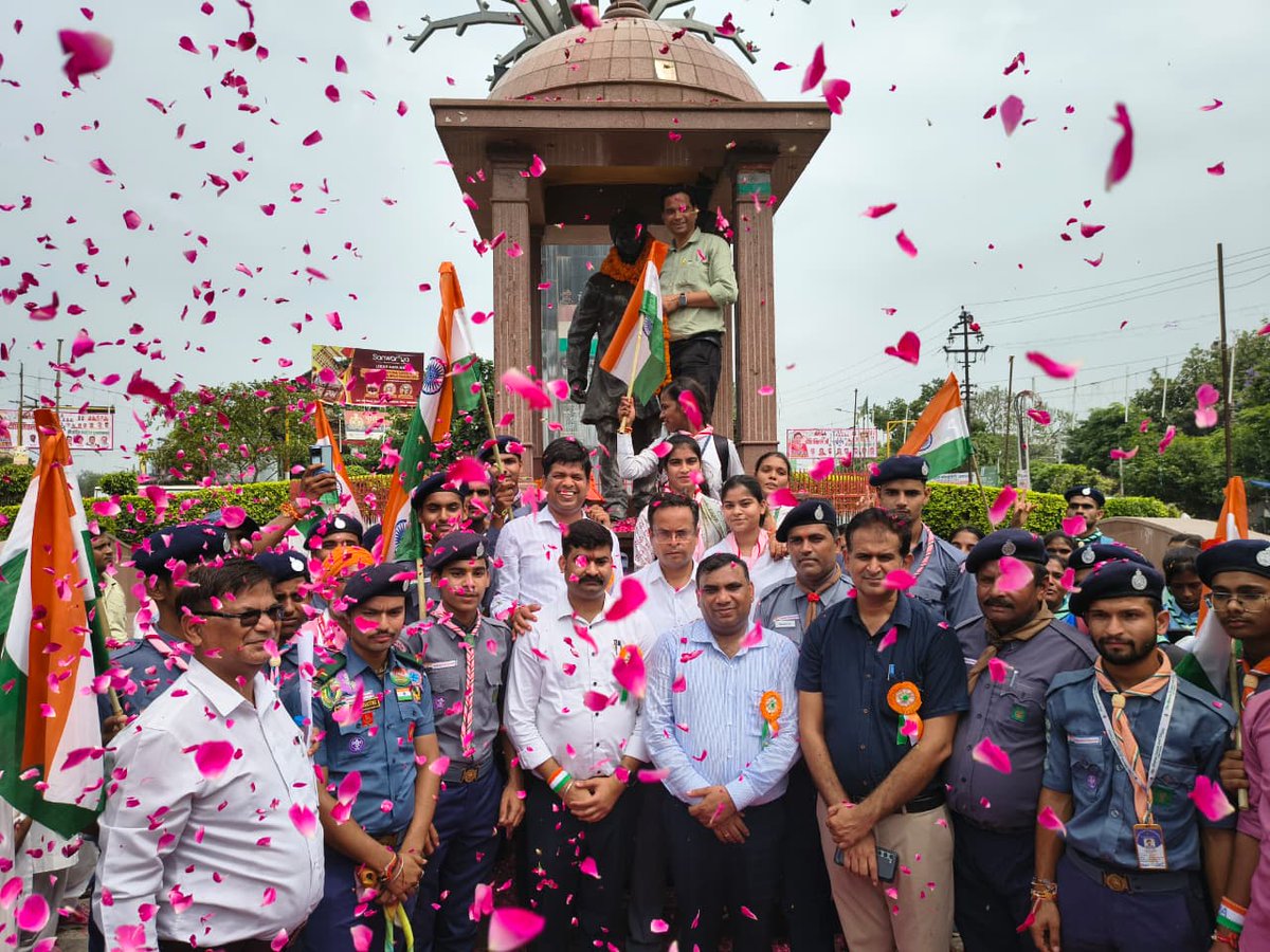 #हर_घर_तिरंगा_अभियान अन्तर्गत आज निंकुज हाल से काला आम चौराहा तक  तिरंगा यात्रा निकाली गई, बड़ी संख्या में  स्कूलों  के छात्र-छात्राओं  ने हाथों में तिरंगा झण्डा लिए प्रतिभाग किया। नगर वासियों ने जगह-जगह पुष्प वर्षा कर छात्र-छात्राओं का उत्साहवर्धन किया। #आज़ादी_का_अमृत_महोत्सव