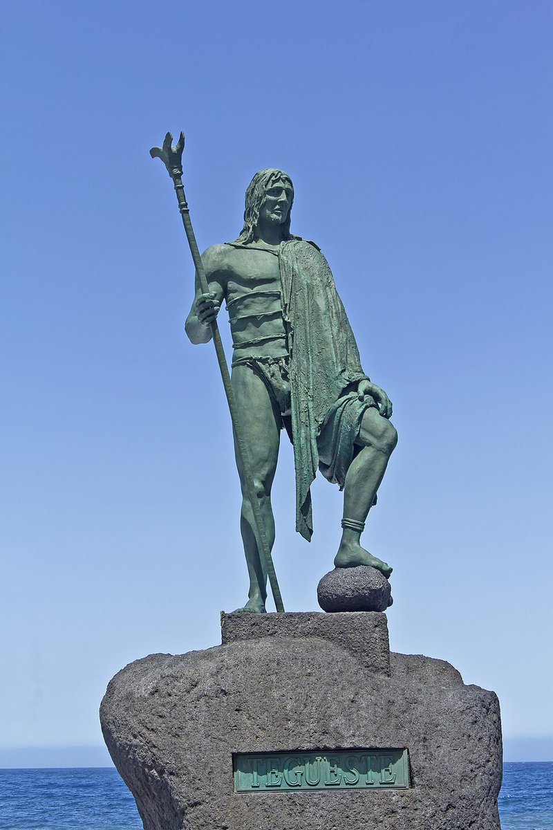 Boceto de un líder,  noble aborigen o guaire. Vocablo que proviene de la lengua Tamazigh gwair, que significa jefe, capitán de guerra. Inspirado en las estatuas de los menceyes (reyes) de Tenerife. Arte a cargo de Miguel Angel García Ruano.