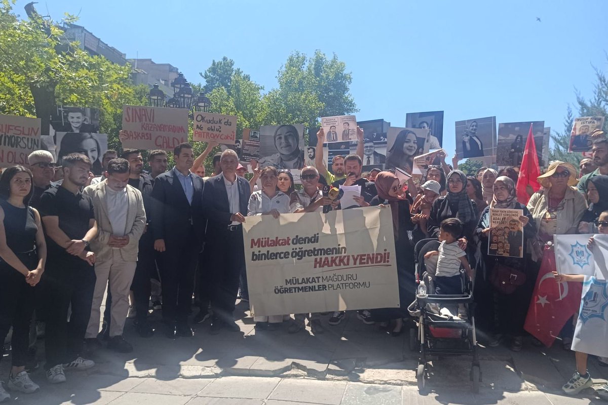 Mülakat mağduru öğretmenler, Türkiye'nin çeşitli illerinden gelerek Milli Eğitim Bakanlığı önünde basın açıklaması gerçekleştirdi. Eyleme katılan Eğitim Sen Genel Başkanı Kemal Irmak yaptığı konuşmada, mülakatın kaldırılarak öğretmen atamalarının KPSS puanına göre yapılmasını