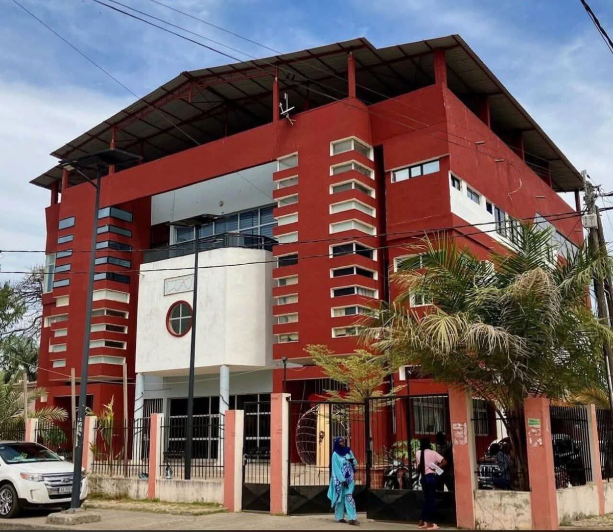 Mairie de Ziguinchor: les travailleurs ont cessé le travail depuis ce mardi en solidarité avec leurs collègues arrêtés dans une affaire de démolition d’un bâtiment supposément érigé sur un domaine public. Ils dénoncent aussi l’absence de soutien du maire envers les dix agents.