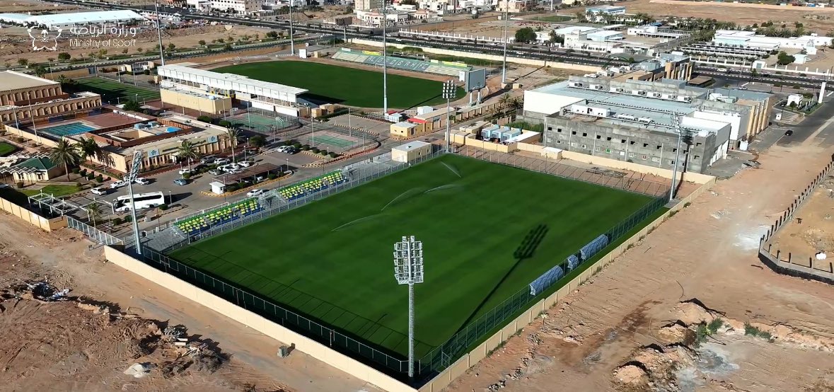 ayad_shm's tweet photo. للموسم الثاني على التوالي يُحرم #العروبة من اللعب على ملعبه (الجاهز والمتكامل بمرافقه) ويلعب جميع مبارياته خارج أرضه قرابة 40 كم عن المدينة ، وسط أيام الأسبوع وازدحام الطريق بدوام بعض القطاعات وطلاب وطالبات الجامعة والمسافرين عبر مطار الجوف ، في قرار غريب جداً من الرابطة !! https://t.co/PZjPiCMOqE