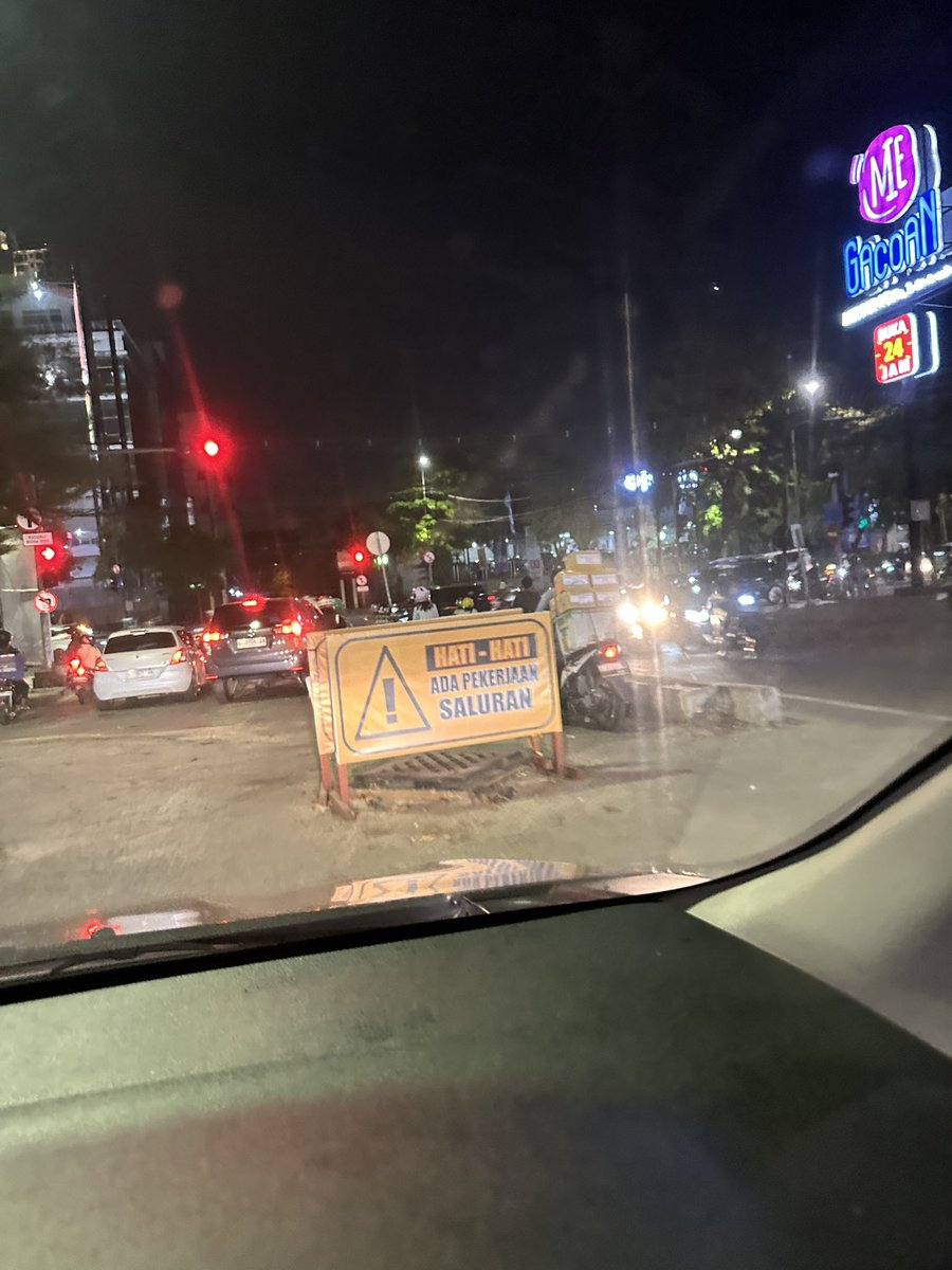 g3nvs_10's tweet photo. Kenapa ya Pemkot zaman skrg banyak hal hal yg gak tuntas gini? Ini dari minggu2 kemarin masih aja ada kayak gini, dan kutengok gak ada alat berat di sekitar! Mengganggu banget @e100ss @BanggaSurabaya @tfsurabaya @CakArmuji @SapawargaSby https://t.co/ocjLPftqYI