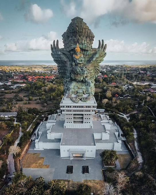 NewsX's tweet photo. Soaring 400 feet high in Bali, Indonesia, the breathtaking statue of Lord Vishnu atop the mythical bird Garuda blends spiritual devotion with world-class artistry, drawing visitors from across the globe
#Bali #LordVishnu #GarudaStatue #WorldRecord #CulturalHeritage #TravelGoals #SpiritualArt #MonumentalMarvel
