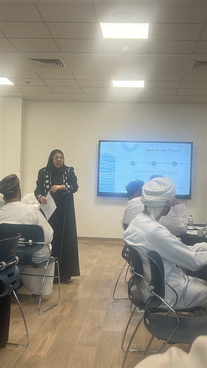 اليوم الثالث  من منتدى المهارات البحثيه مع الدكتوره موزة الشيادية وموضوع تصميم الأدوات وتحكيمها ، أسلوب ممتع ومثري  لنقل المعرفة