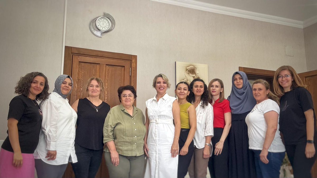 ManisaNufus's tweet photo. "Bir araya gelmek, bir başlangıçtır. Bir arada bulunmak, bir gelişmedir. Beraber çalışabilmek ise; başarıdır." 
Henry FORD
Özverili çalışmalarından dolayı nüfus aileme teşekkür ederim. #HayatınızınHerAnında https://t.co/xlVa731H29