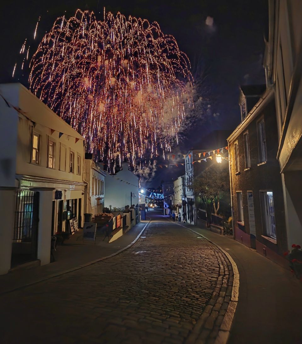 A stunning image captured by Stevie Phe to mark the end of an unforgettable Alderney Week!

#alderney #alderneyweek #fireworks #island