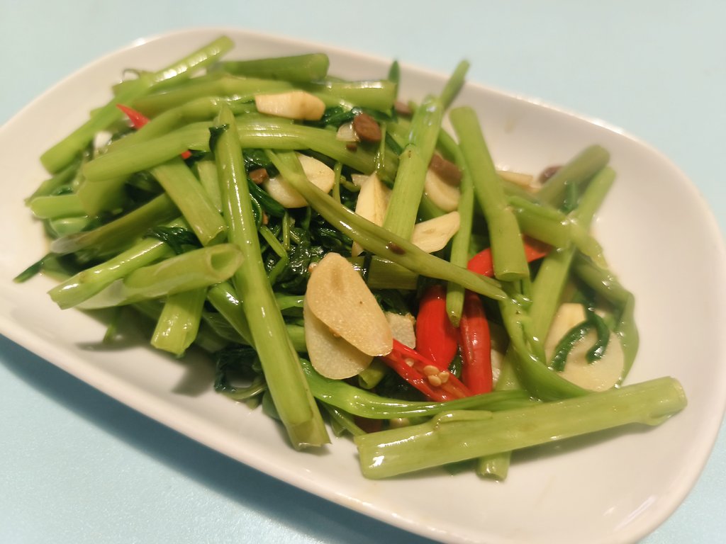 วันนี้เมนูง่ายๆ ผัดผักบุ้ง &amp; ทีม Pandora 
#ทานข้าวเย็นฟังเพลงแบม