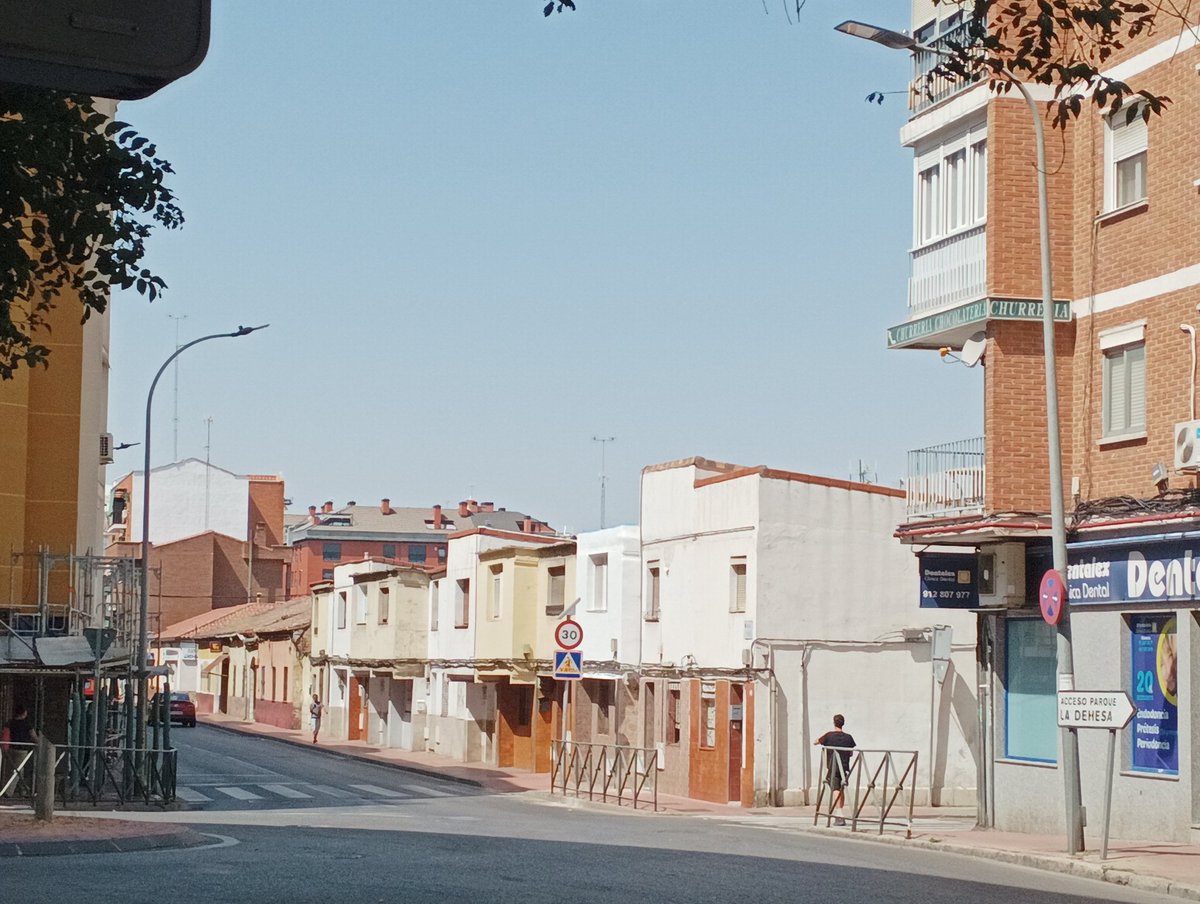 El grupo Luis de Antezana, junto al Ventorro del Castaño, fue uno de los primeros barrios de Alcalá, en el paraje de las eras del Pozo Artesiano, que los grandes forofos de la <a href="/rsda_oficial/">RSD ALCALA SAD</a> les sonará.

Una perspectiva que me recuerda a los barrios de ciudades áridas del mundo.