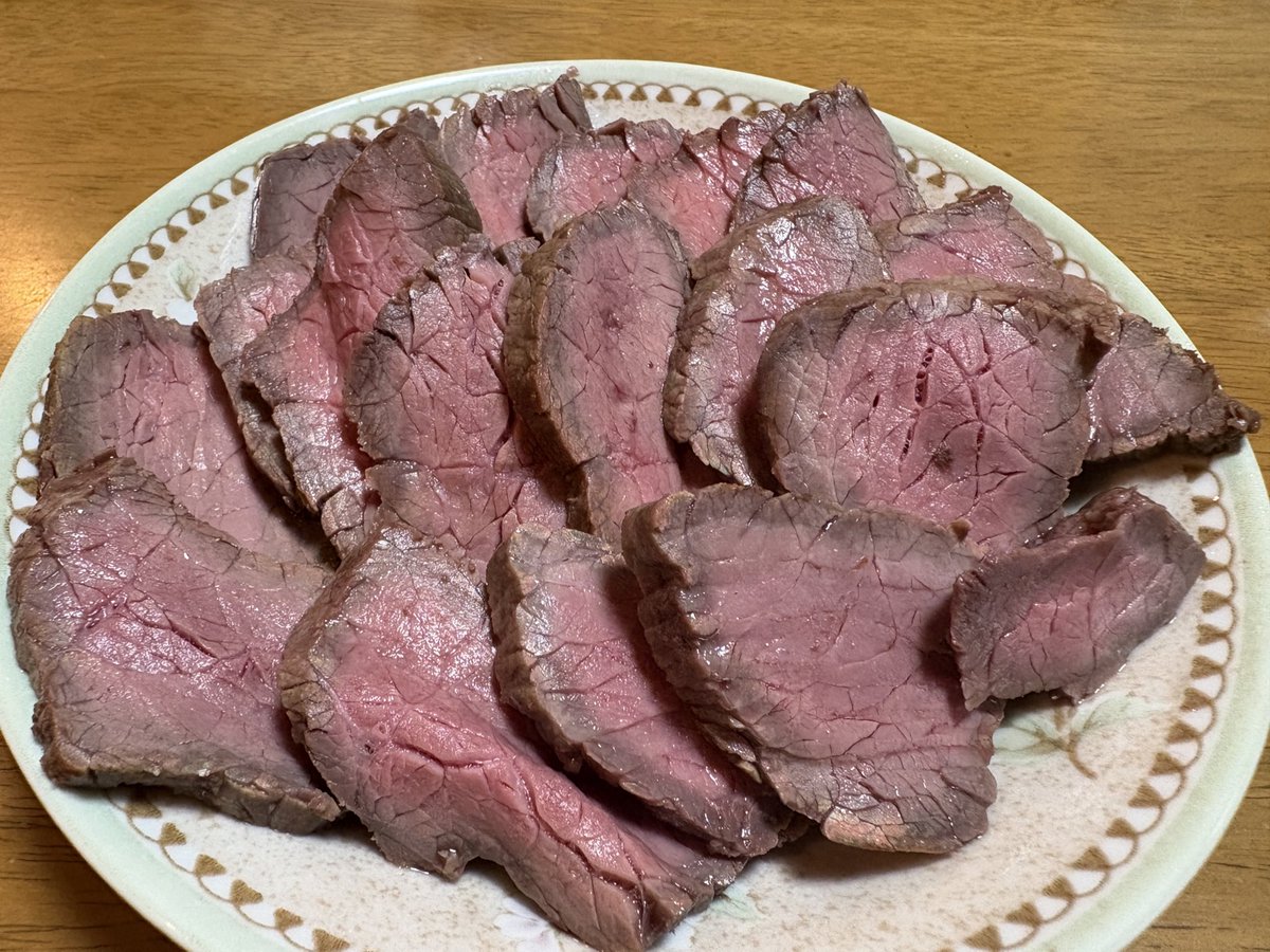 久方に肉塊買って焼いたら、
めっっっっっっっっっっっっっっちゃ
火入れ上手くできたから
見て♪見て♪(∩◜ω◝ ∩)ｷｬｯｷｬ