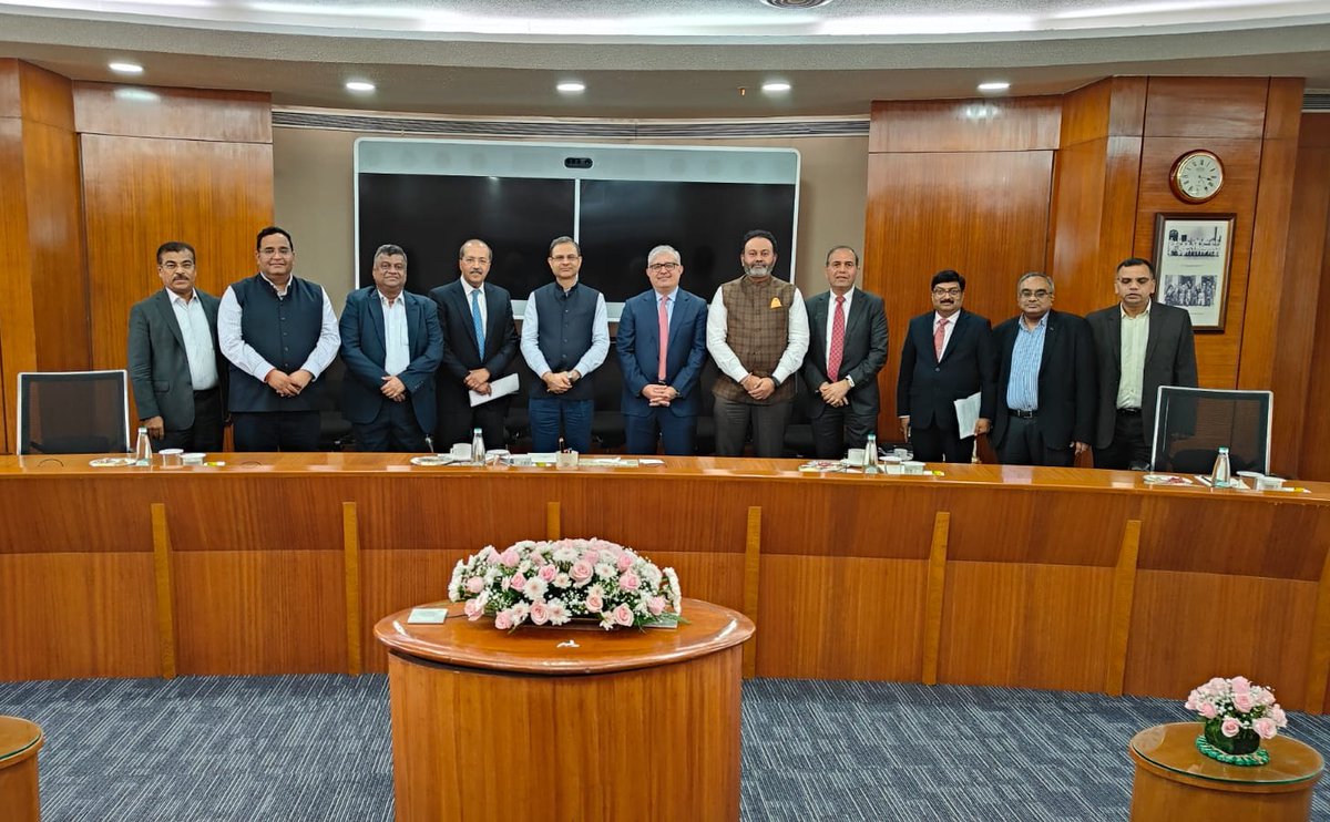ASSOCHAM4India's tweet photo. An ASSOCHAM delegation, led by Mr. Sanjay Nayar, President, and Mr. Amitabh Chaudhry, Vice President, met Mr. Sanjay Malhotra, Governor, Reserve Bank of India, to deliberate on critical issues and emerging priorities in the banking and financial sector.

The meeting served as a platform to exchange insights on policy measures, growth opportunities, and challenges impacting industry stakeholders. The discussion reaffirmed ASSOCHAM’s commitment to driving constructive industry–regulator engagement aimed at building a robust, resilient, and future-ready financial ecosystem.

#BankingSector #FinancialEcosystem #IndustryRegulatorDialogue #BankingAndFinance #IndiaEconomy 

@TheSanjayNayar @GovSMalhotra @vijayshekhar @Madnair @ASSOCHAMSG @basu30470 @rajesh00081 @AxisBank @bbk_online @UGROCapital