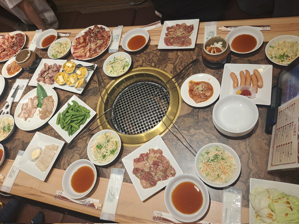 打ち上げで焼き肉食べてきました！
三年生の皆様、部活お疲れ様でした！