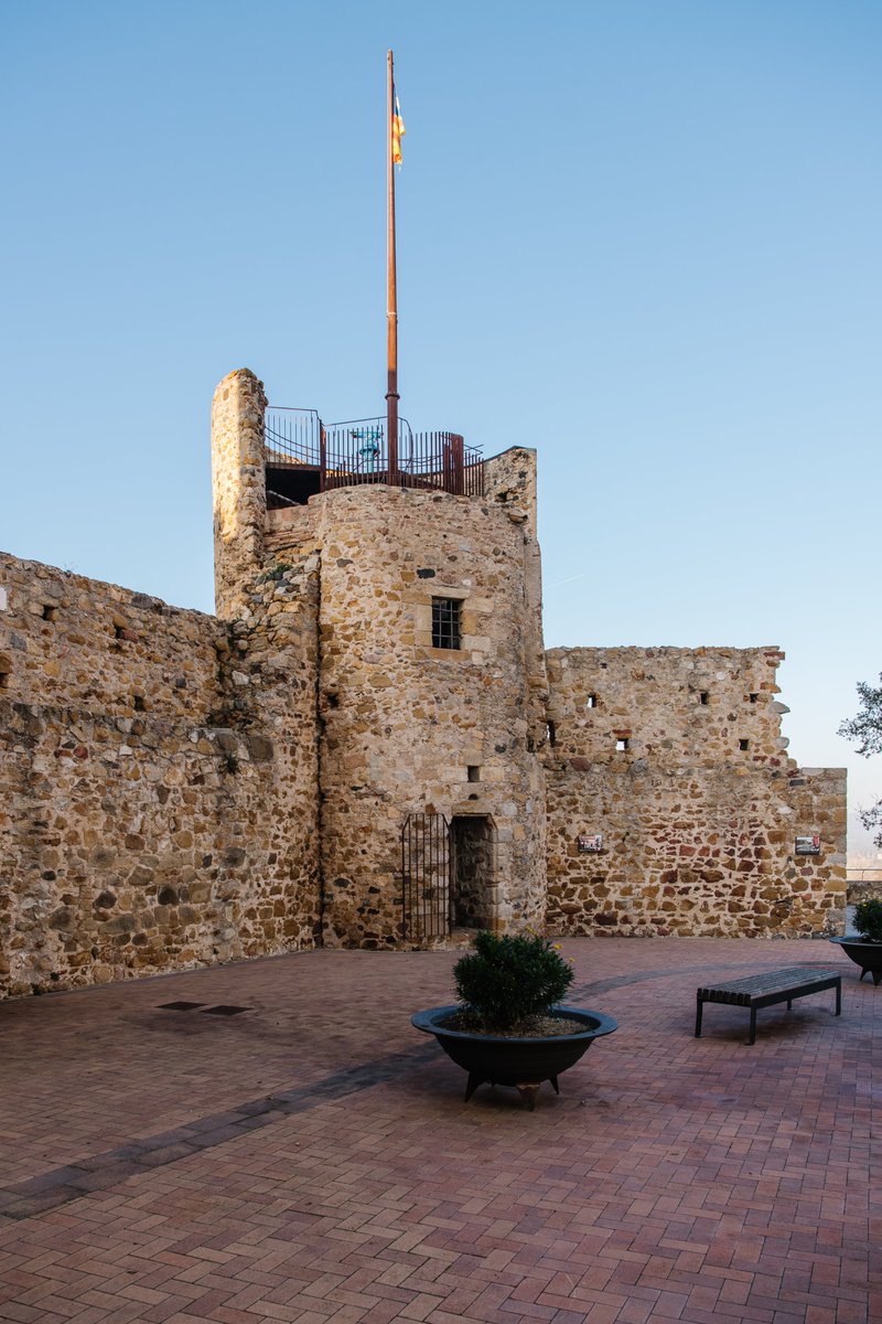 turismegirones's tweet photo. 🏰 El nucli antic de #Llagostera sorprèn a tot aquell visitant que s'hi passeja!

📍 Sant Feliu i la torre de la presó, on hi ha un magnífic mirador a les Gavarres, són dos dels imprescindibles per visitar!

I tu, hi has estat alguna vegada? 👀

#turismegirones https://t.co/9BokuGOBG6