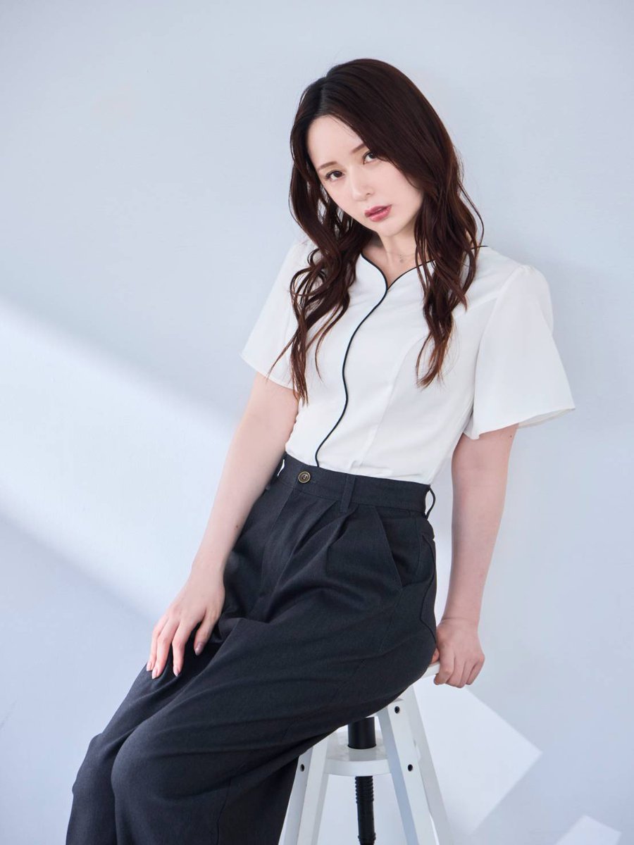 Heart neck piping blouse
08.14 thu 22:00 New Arrivals
overe-shop.com/collections/on…
