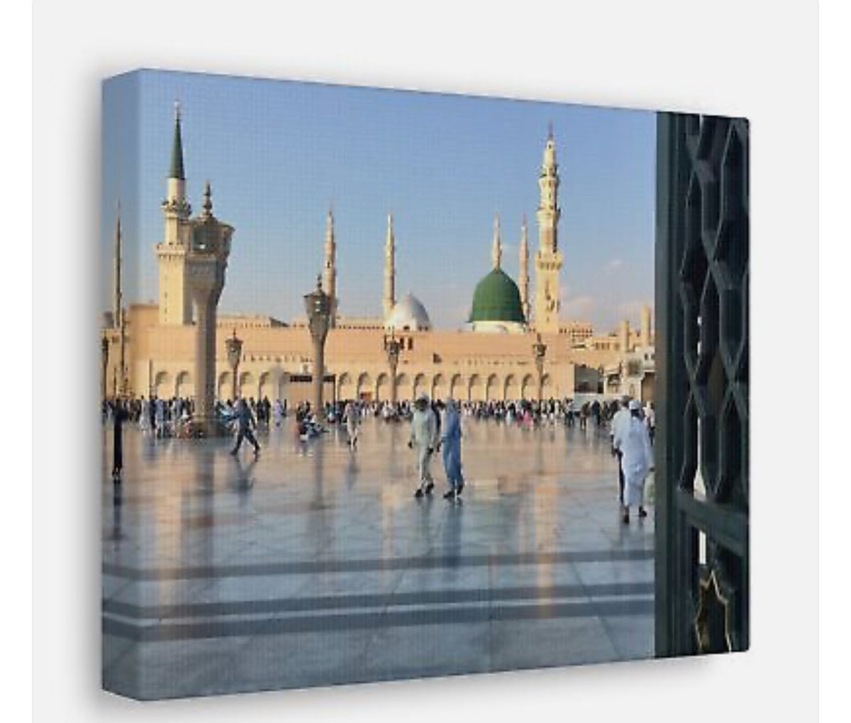 أما يكفينا فخرا كسعوديين أن تكون قبلة المسلمين قاطبة في أرضنا وأن يبعث خاتم الأنبياء والرسل صلوات الله وسلامه عليه وينزل عليه الوحي في هذه الأرض المباركة وأكرمنا الله قيادة وشعبا بخدمة الحرمين الشريفين وضيوف الرحمن من حجاج ومعتمرين .. ياله من تكريم رباني مشرف.