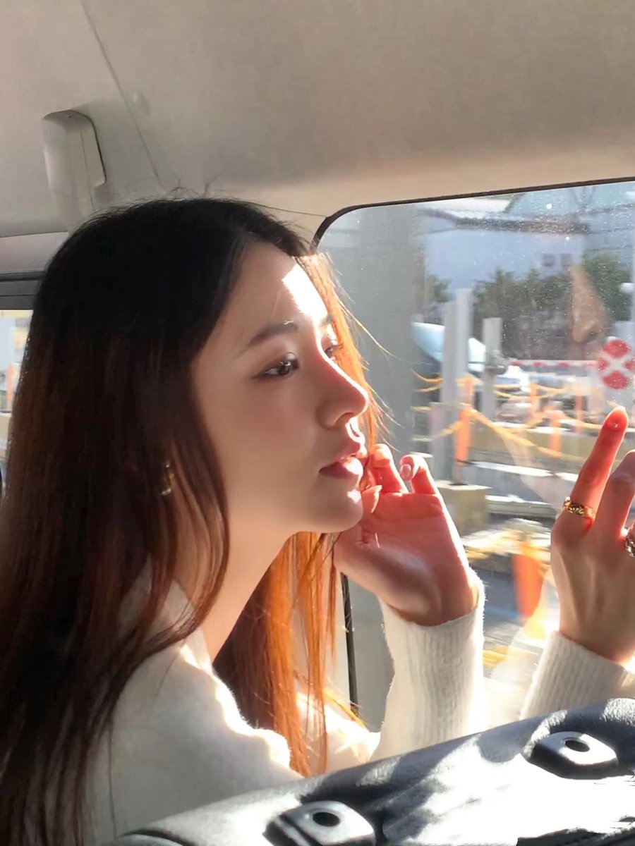 你要允许亲人撞南墙，你要看着朋友走弯路，你要目送爱人踩深坑。因为疼痛是最好的老师，而说教是最毒的仇恨！

我们费劲力气想把我们的感悟塞给别人，却忘了每个人觉醒的时间不同。就像你当年摔过的跤、吃过的亏，别人曾经劝不动你，如今也成了你的铠甲。