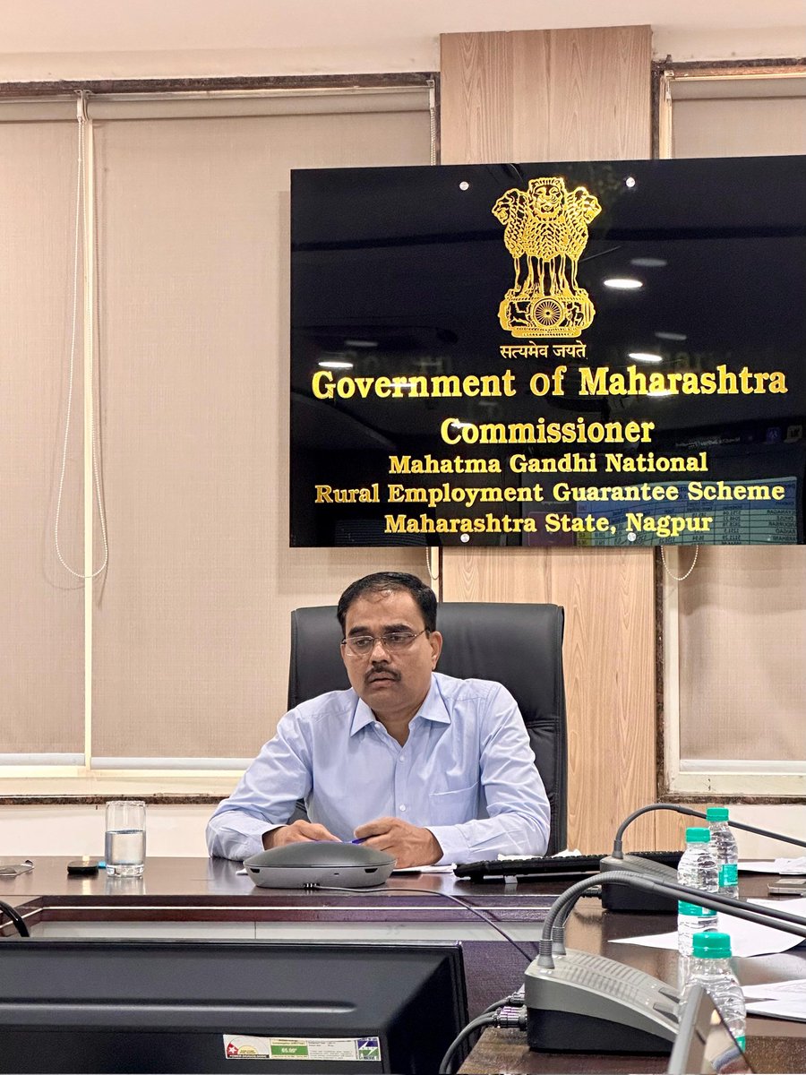 MahaMGNREGS's tweet image. मा. आयुक्त, मनरेगा डॉ. भरत बास्टेवाड (भा.प्र.से.) यांनी VC द्वारे #MGNREGA अंतर्गत जिल्हानिहाय आढावा घेतला.
मुख्य मुद्दे:
✅ निधी आहरण व वितरण
✅ अपूर्ण कामे पूर्ण करणे
✅ प्रलंबित तक्रारींचे निराकरण
✅ NMMS प्रगती
✅ सामाजिक अंकेक्षण
#ProgressReview #Development 
 #PendingWorks