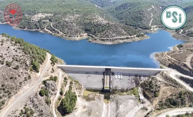 Ak Parti Hükümeti'nin Chp'liler için yaptığı barajlar ile iletim hattı ve arıtma tesisinin hizmete girmesiyle İzmir'in Çeşme ilçesinin içme suyu sorunu 2071 yılına kadar çözülmüş. 
İşi garantiye aldılar. 
2071 yılına kadar Chp'yi seçip suyu getirenlere kusa kusa sövebilirler.