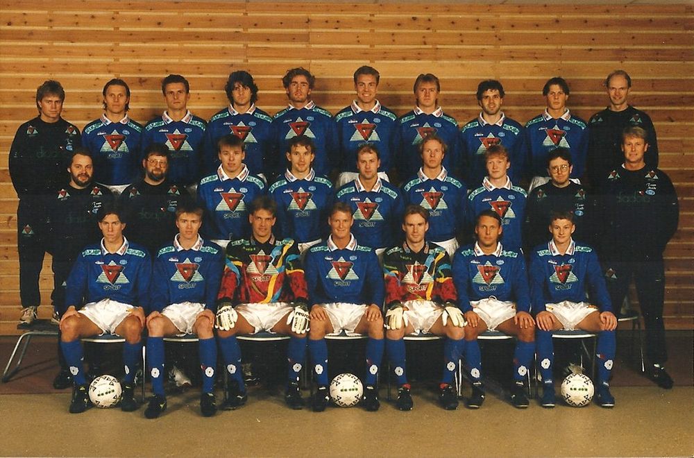 Bakke - Strande, Rekdal, Singsaas, Fostervold - Hestad, Rudi, Nordstrand Jacobsen - Stavrum, Solskjær, Sundgot var de 11 spillerne med flest Tippeliga-kamper for <a href="/Molde_FK/">Molde Fotballklubb</a> i 1995. Laget tok sølv. Flott tropp og finfint gymsal-lagbilde.