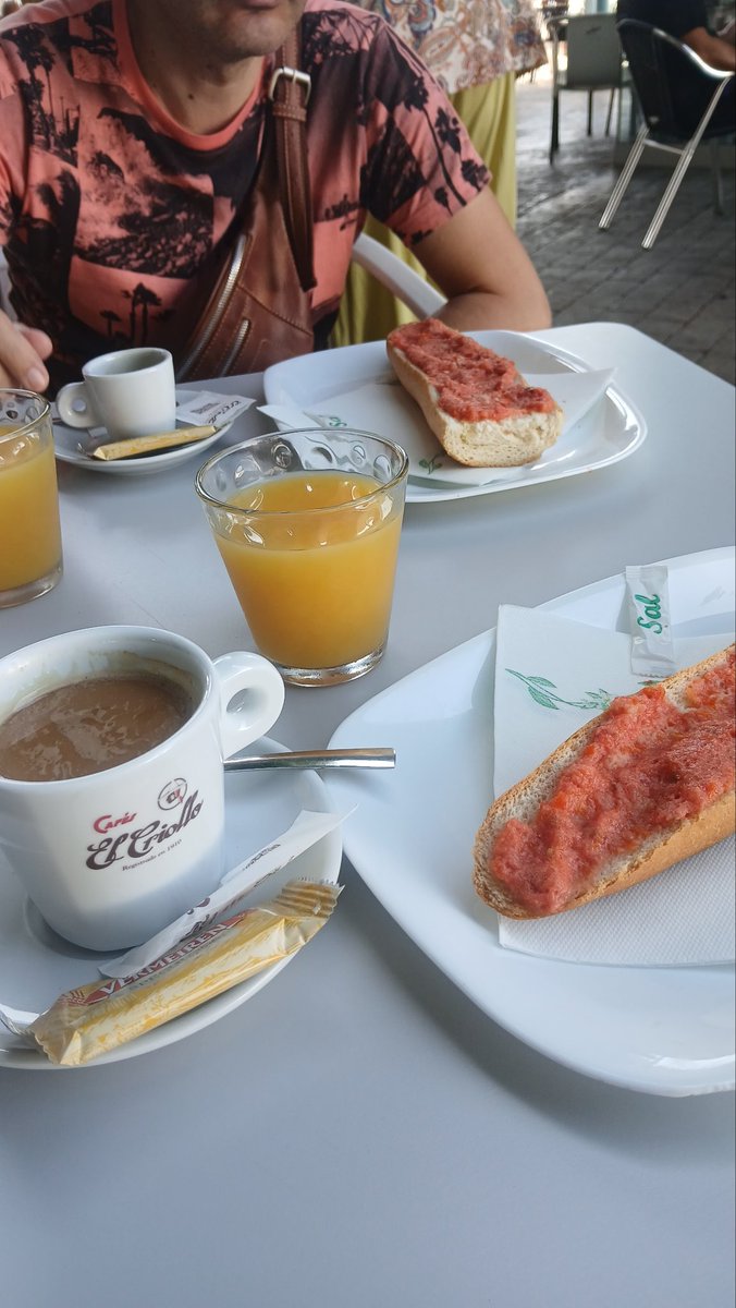 Desayunos con mosquitos picándome 🦟, pero el desayuno mereció la pena. ☕️

Al felicitar a la dueña se ha puesto contenta porque había cambiado de panadero, cerrado por vacaciones, y los tomates los había cogido de oferta que eran cherrys. 

Poder alegrar a la gente con pequeños