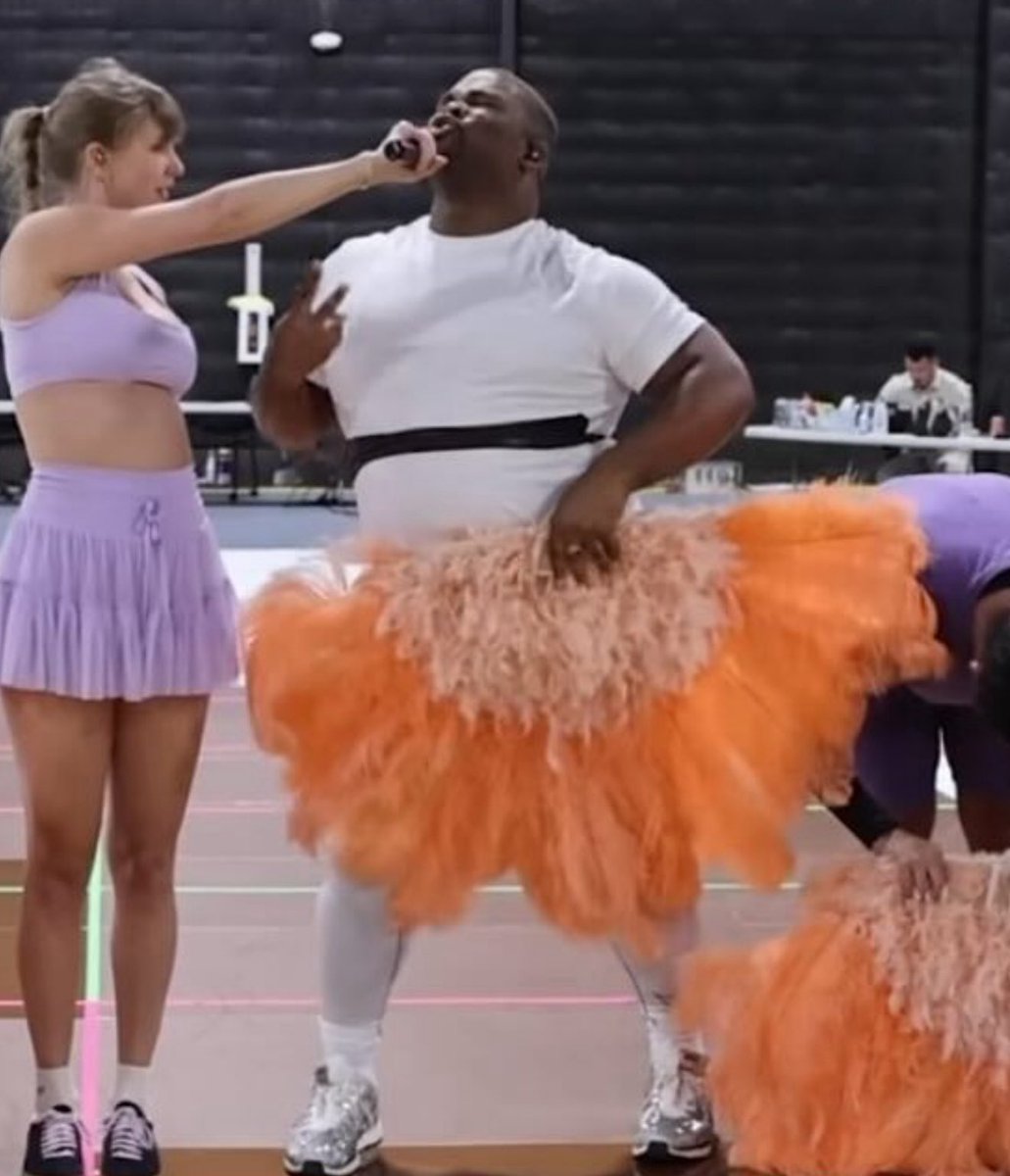 swiftalert_13's tweet photo. A live look at me getting up this morning despite two hours of sleep 🪭🧡💃🏼 https://t.co/shGS1BdTXv