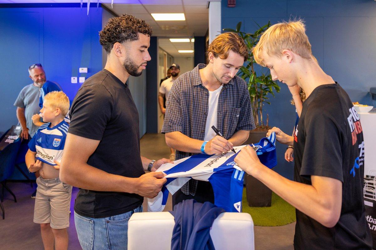 Een onvergetelijke zondag 💙

Een prachtige middag in de Goede Doelen Box voor families via Jeugdfonds Sport &amp; Cultuur. Met dank aan maatschappelijk partners Univé, Zonneplan en VDK Groep beleefde zij PEC Zwolle - FC Twente als VIP's: bit.ly/4lmwam

#meerdanvoetbal