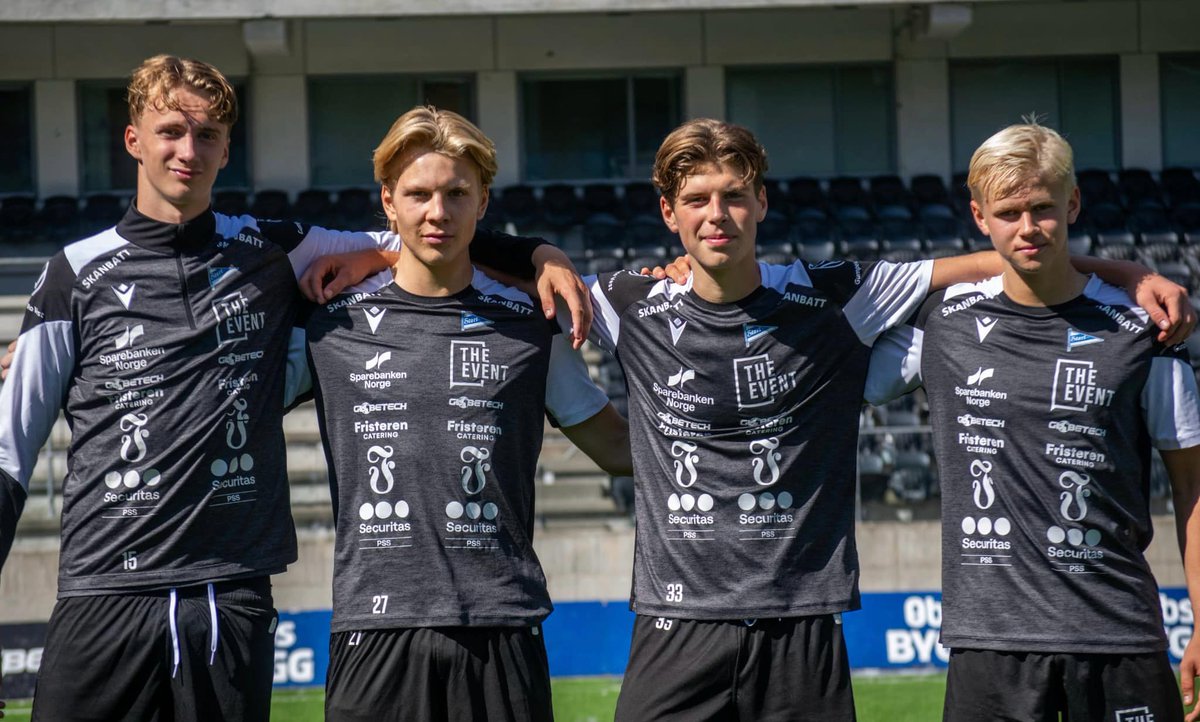 🟡⚫Flere unge spillere er med i morgendagens kamptropp mot Vigør!

(F.v) Sondre Jørgensen (2009), Julian Håbesland (2009), Fredrik Eidshaug (2009) og Nicolai Apland (2007) vil alle være med i kamptroppen som møter Vigør i første runde av NM 2026⚽

Kom på kamp, støtt guttene og