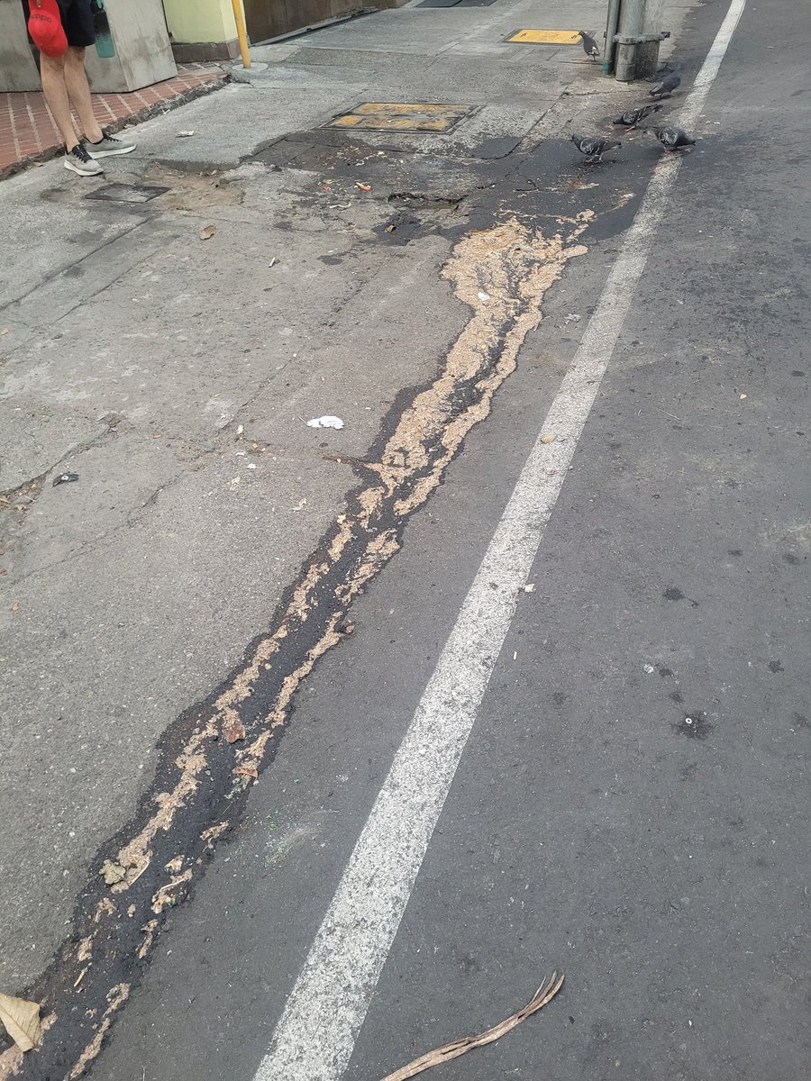 luiferquinte's tweet photo. Este tipo de escenas no tienen razón de ser, más en un lugar turístico y patrimonial como es El Peñon. Se solicita una intervención real y efectiva de @PoliciaCali y su dependencia de policía ambiental. También se hace un llamado a @DagmaOficial https://t.co/rRTe7Y61vl