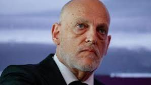 Para Tebas, el dinero de la Superliga o del Mundial pueden desvirtuar las ligas nacionales.

¿El pelotazo para Villarreal y Barça no hace lo mismo?

La diferencia es que lo promueve él.