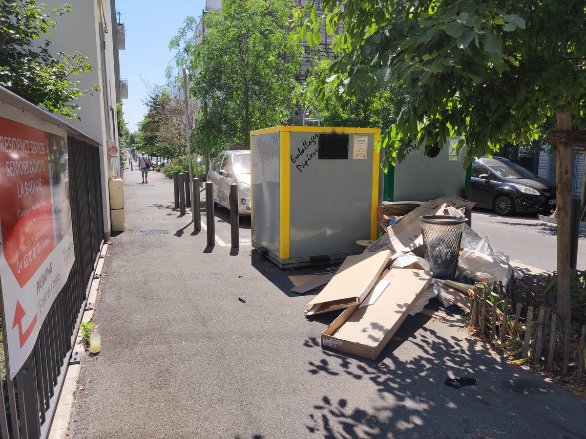 euromedhabitant's tweet photo. 🐀🐀🐀 Rue Peyssonnel devant la résidence séniors #Domitys
Est ce qu'on peut essayer de savoir qui a fait ÇA ???
@AMPMetropole @marseille @Krehmeier_A https://t.co/o1Bq1hXoWW