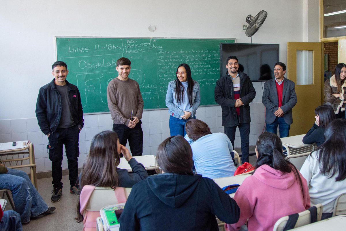 Junto a la rectora <a href="/nataliaalbarezg/">Natalia Albarez Gómez</a> visitamos la escuela secundaria del barrio 20 de mayo. La importancia de elegir la universidad publica.
#UniversidadPublica