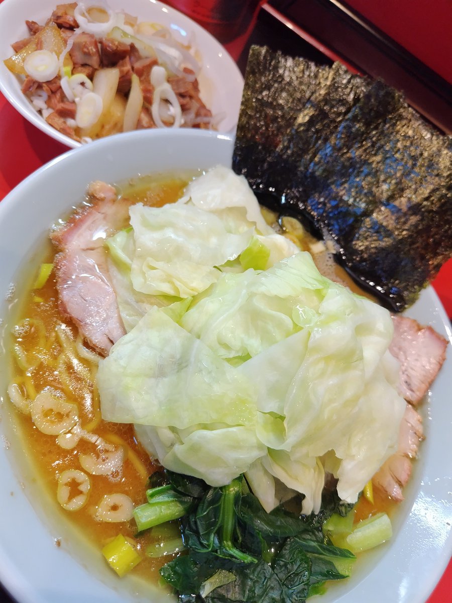 掛け声がバリ元気😆✨
＃横浜家系ラーメン黄金家鴨居店 さんへ

☆チャーシューメン＋キャベツ

シャキッと食感の青菜は、これもまた良し😉
極濃スープから、硬めムチぷり麺を爆速吸引😙❗
パキッとキャベツでさっぱり、
チャーシューで肉モリモリの無限ループ🤤🌀
口福は続く〜🥰

ごちそうさまでした