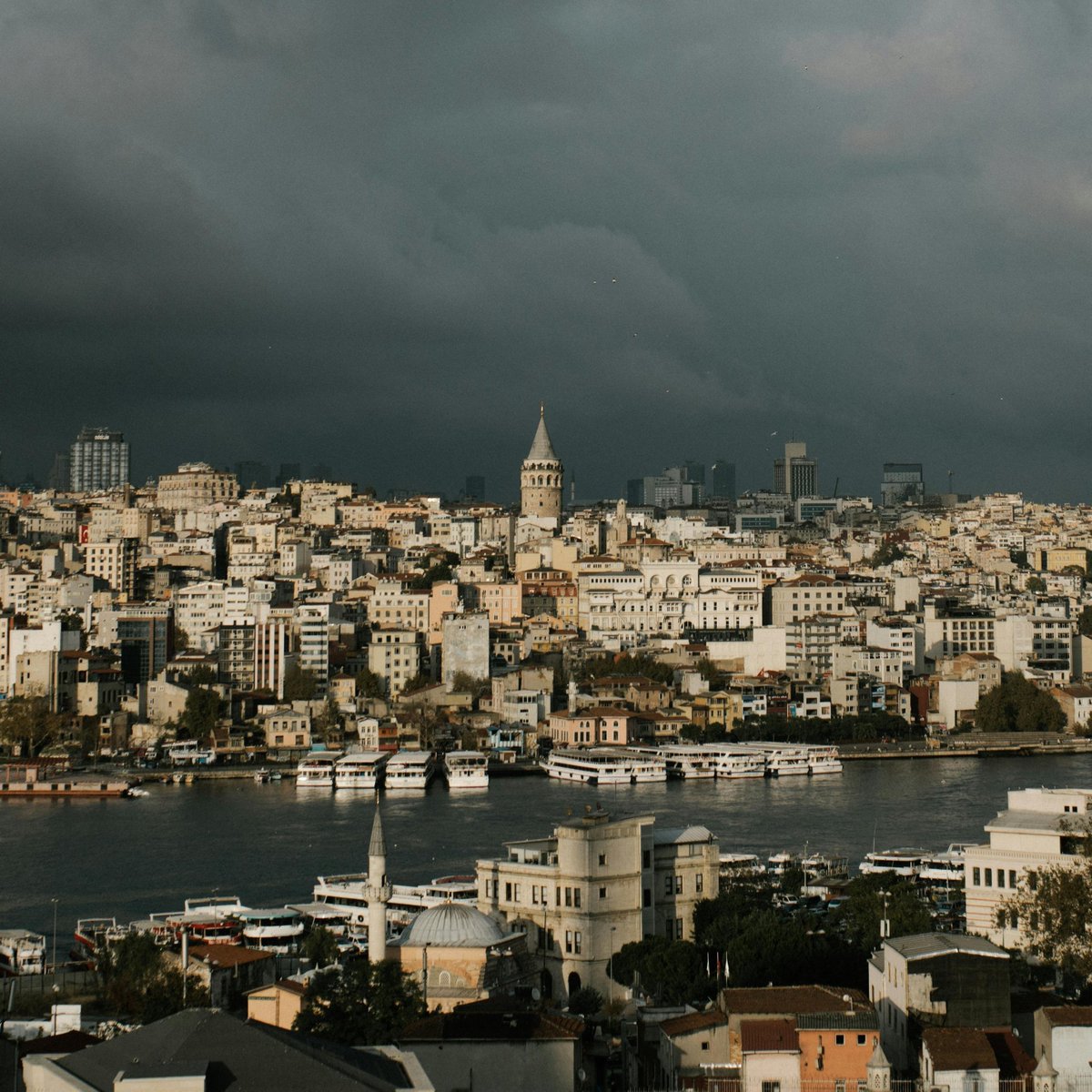 Şener Üşümezsoy: "Deprem korkusu olmadan en rahat uyuyacağım şehir İstanbul.

100 yıl kırılmaz görünüyor."