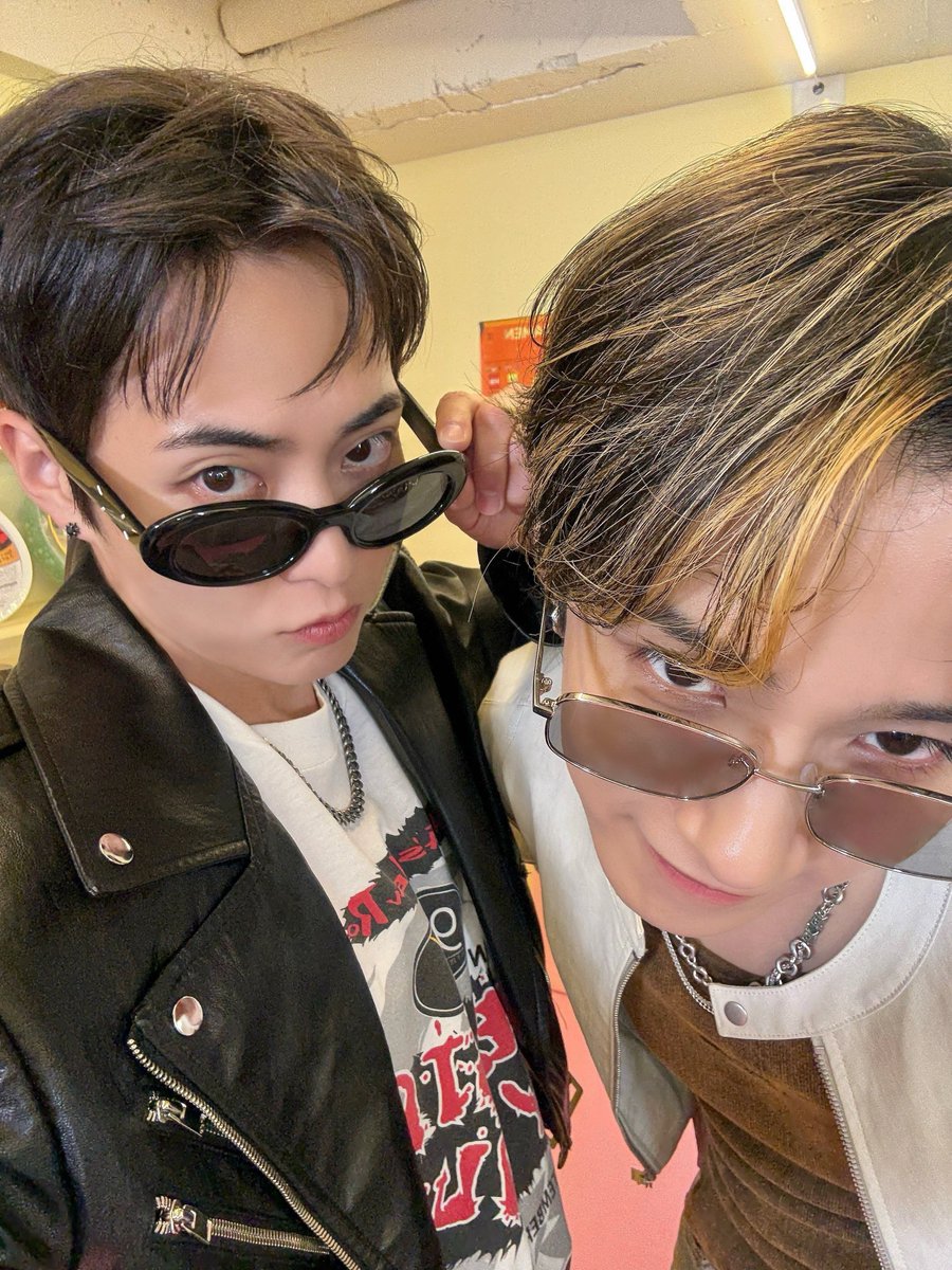 슈밍의 라면가게🍜

FT아일랜드 재진 친구과 함께 락스타 모드 ON!🎸🔥
2주만에 만난 슈밍 사장님이라 더 반갑죠?!😝

#시우민 #XIUMIN #슈밍의라면가게