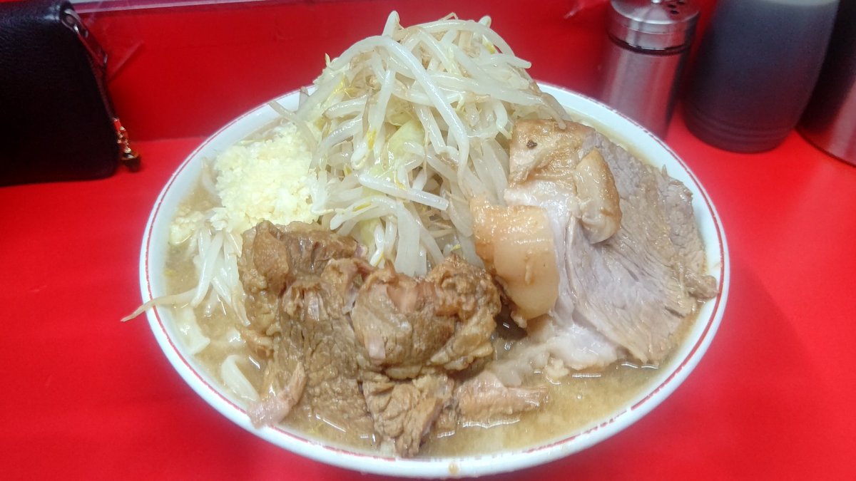 ryo4545454's tweet photo. 京都二郎

ラーメン中盛り N

仕事終わりに訪問!!
久しぶりにつけ麺がない日に行ったのでデフォ🍜
この時期つけ麺ばっかり食べてしまうからデフォは久しぶり✋

蒸し暑い中、熱々のラーメンも悪くない☔☀🍜
やっぱり旨すぎ大満足!!

ごちそうさまでした！ https://t.co/LLiMBtXFRe