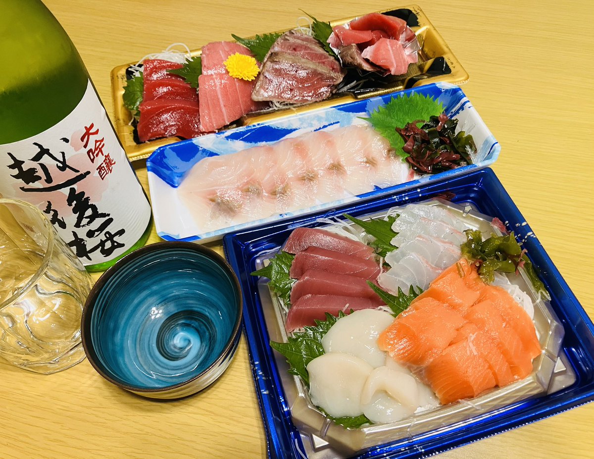 降ったり止んだりの、雨が降ってる時間に定時退勤☂️

湿度高く雨の煮凝りみたいな道を、体で掻き分けながら帰宅して

次女は長女の所に週末まで出かけたので、長男と2人刺身をツマミに
#晩酌開始

明日からは晴れる予報だけど

夏を

も少し楽しみたい皆様も
いっそ秋来て良い皆様も

お疲れ様でした🍻