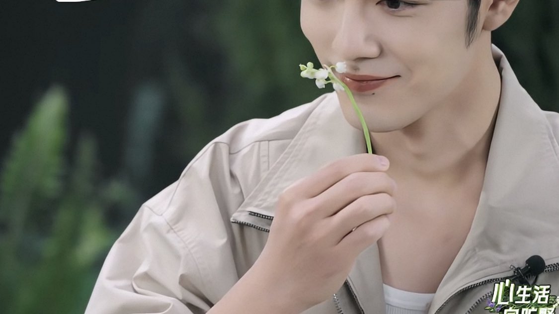 ขอเดามั่ว น้องจ้านบอกว่าดอกไม้น้องเหมือนกระดิ่ง ใช่ป่าวไม่รู้แต่คิดว่าอย่างนั้น(คิดไปเอง🤣)

HEARTTEX AND XZ IN WILDERNESS 
#XiaoZhanHeearttexLive25