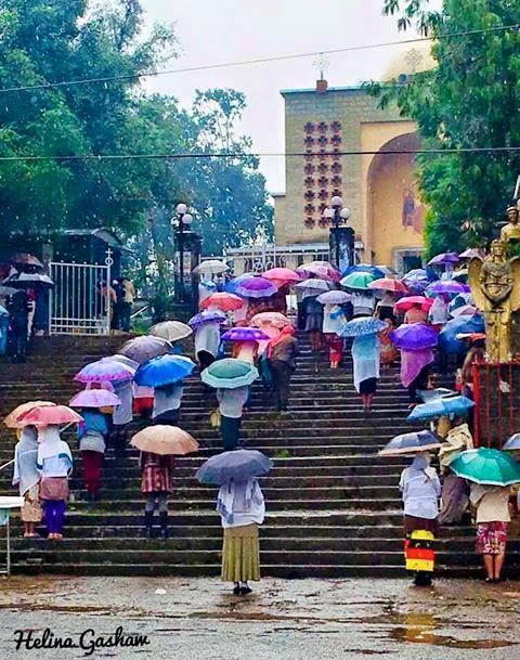 "እኔ የማውቃቸው የሀገሬ ክርስቲያኖች እኚህ ናቸው!

ዝናቡ ሳይበግራቸው በደጀ ሰላሙ ቆመው ጸሎታቸውን ያደርሳሉ። የሌላ እምነት ሳይነኩ፣ እምነታቸውን በመተግበር አንደኛ ናቸው። በማኅበራዊ ኑሮ ከኛው ጋር ናቸው።

መልካም የጾም ግዜ ይሁንላችሁ!"