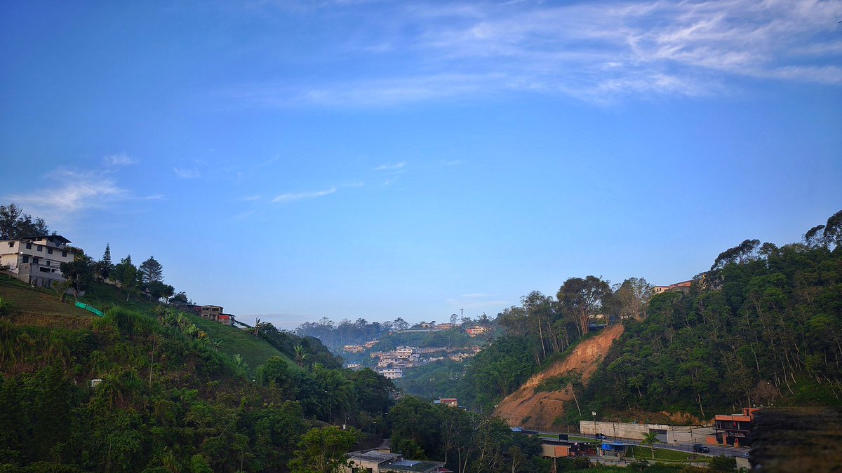 ¡Muy buenos días! 🌅 🇻🇪 ☕ Amanecimos hoy con excelente clima, tiempo y amanecer 🌅, cielo, totalmente despejado... Hoy el sol ☀️ promete calor 🔥 🌡️ 18°C.