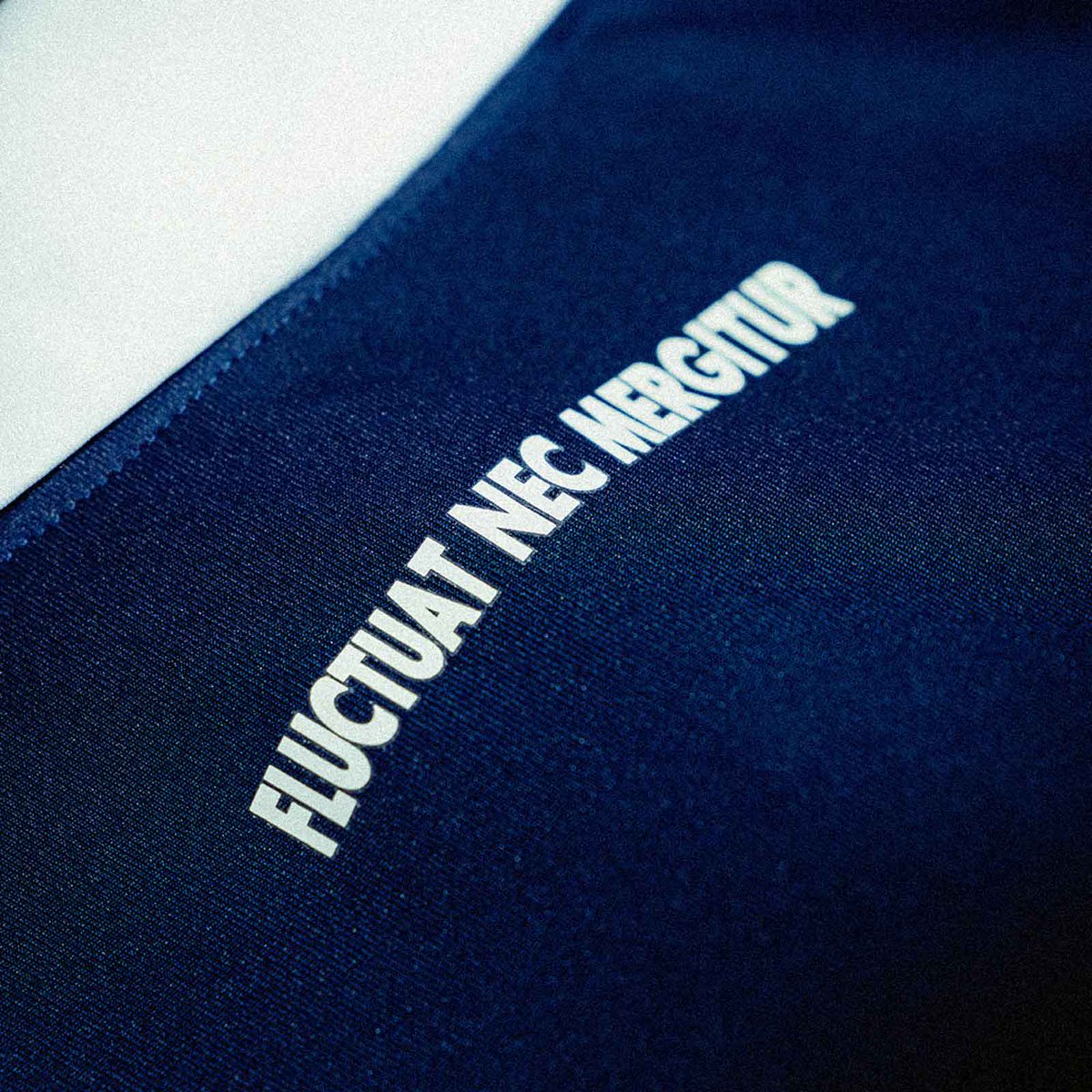 sekine_fc's tweet photo. 2025-2026ユニフォーム  No15 
🔵パリFC🔵 (ホーム)

PSGとわずか1本の通りを挟んだ場所に位置するパリFC。46年ぶりに1部昇格。ネイビーに���いピンストライプ、襟はスタイリッシュ感がある。エンブレムの中央はエッフェル塔とパリの象徴「船」を配置。そしてパリFCの象徴「Fluctuat Nec Mergitur（逆境があっても沈まず）」が刻まれている。

#parisfc #PSG #Derby #ユニフォーム 
@ParisFC