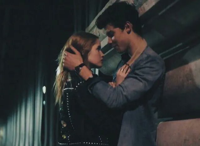 PopCrave's tweet photo. “There’s Nothing Holdin’ Me Back” by Shawn Mendes has reached 2.5 BILLION streams on Spotify.

It’s his third song to achieve this. https://t.co/TYY9gnjiUP