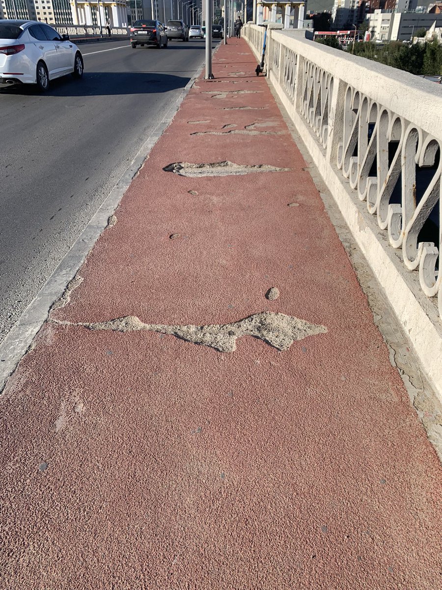 Сургуульд хүүхэд хүргэхээ больсон биш шувтан алхаж бна. Алхахаар зүгээр алхаж чадахгүй замаа харж хэг уурлана, скүүтэр, мопедуудад үхтэл чигнаалдуулж 2 уурлана. Ийм л бна дээ. Энэ гайгүй зам нь шүү